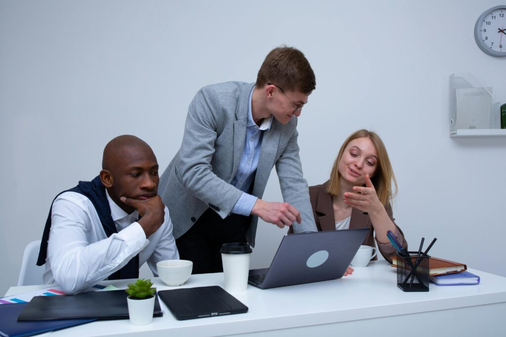 Des chefs de projets pendant la mise en place d’un logiciel de gestion