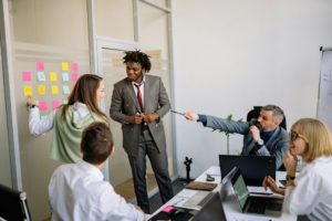 Una riunione di lavoro sulla gestione dei progetti