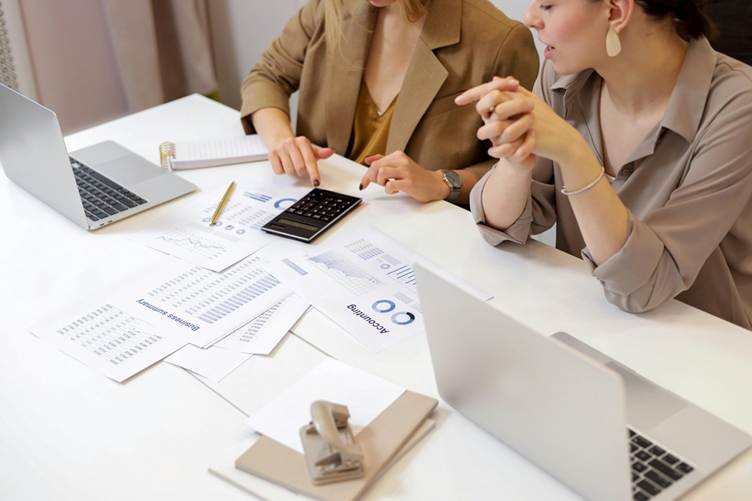 Deux collègues affectées à la gestion de projets