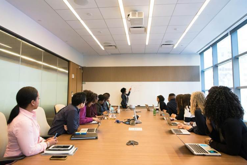 Pessoas à volta de uma mesa para discutir um projeto
