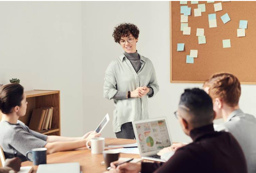 Uma pessoa que apresenta um projeto de empresa