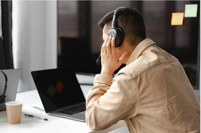 Un consejero escuchando activamente a un cliente al teléfono