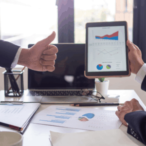 Dos personas trabajan con una herramienta de staffing