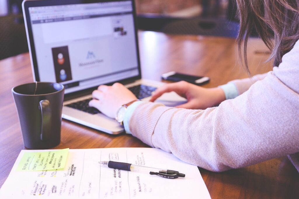 Una persona che lavora su un computer portatile