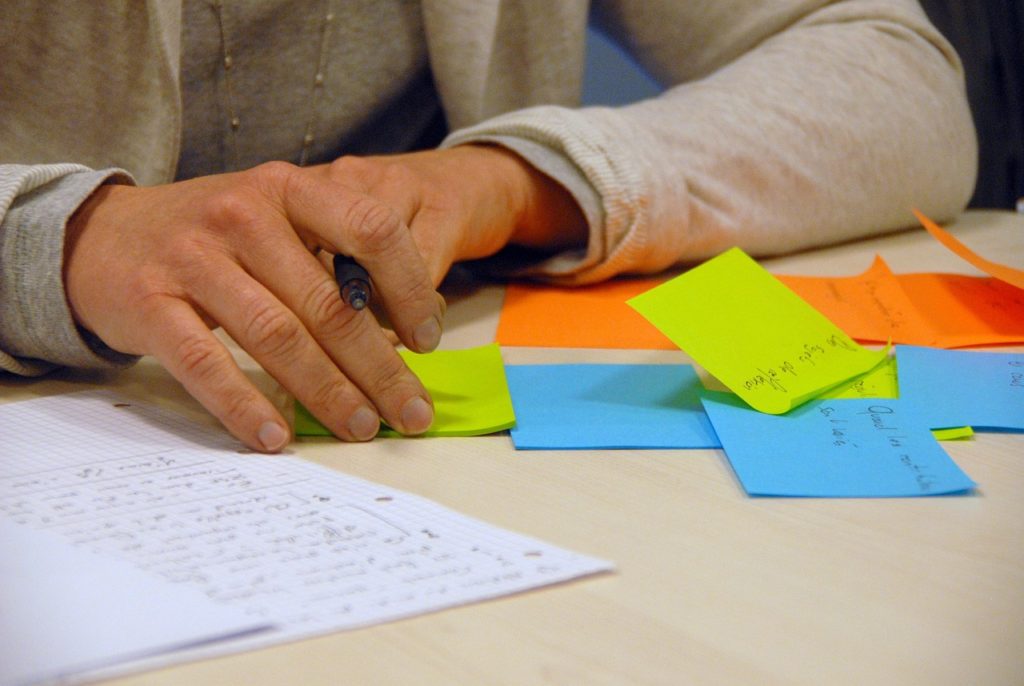 Une personne faisant un brainstorming