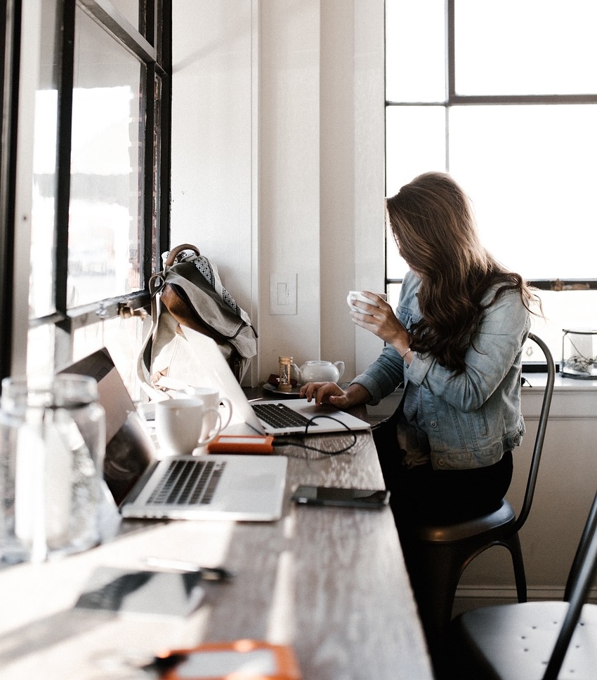 Une femme travaillant sur un ordinateur portable