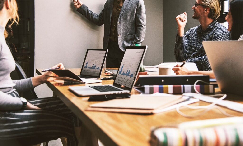 Des professionnels avec leurs ordinateurs pendant une réunion