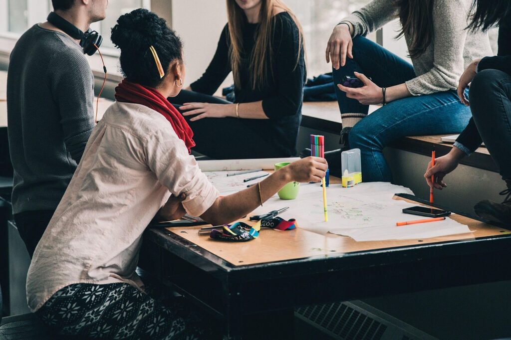 groupe de personnes travaillant en collaboration