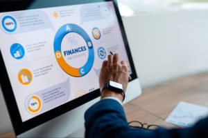 Personne au bureau analysant un graphique