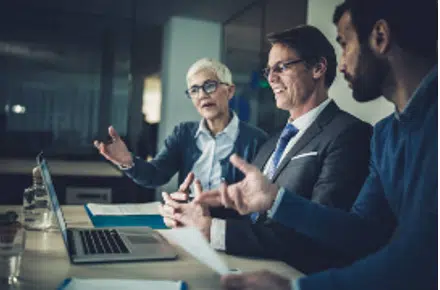 Gruppo di imprenditori che collabora mentre lavora su un computer portatile