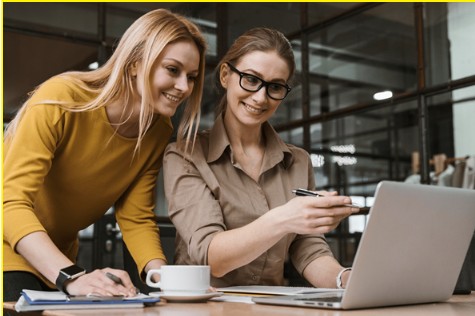 Deux collaborateurs travaillant sur un projet