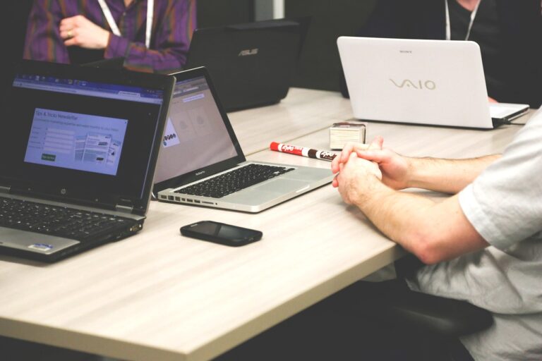 Professionisti che lavorano in un ufficio moderno