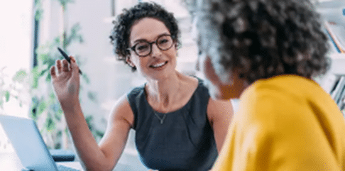 Due colleghi discutono di soluzioni professionali