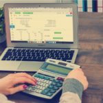 gestion-de-factures Gestion de factures sur ordinateur avec calculatrice