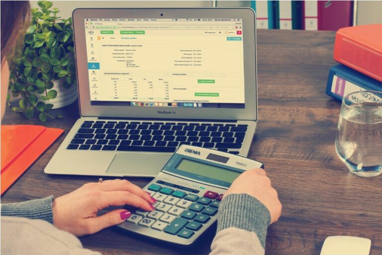 Invoice management on computer with calculator