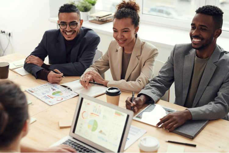 Professionisti aziendali in una riunione