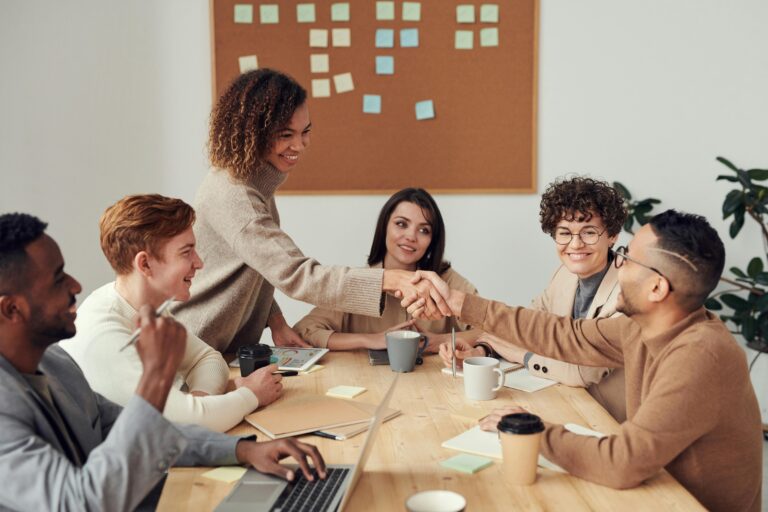Colleghi che collaborano insieme