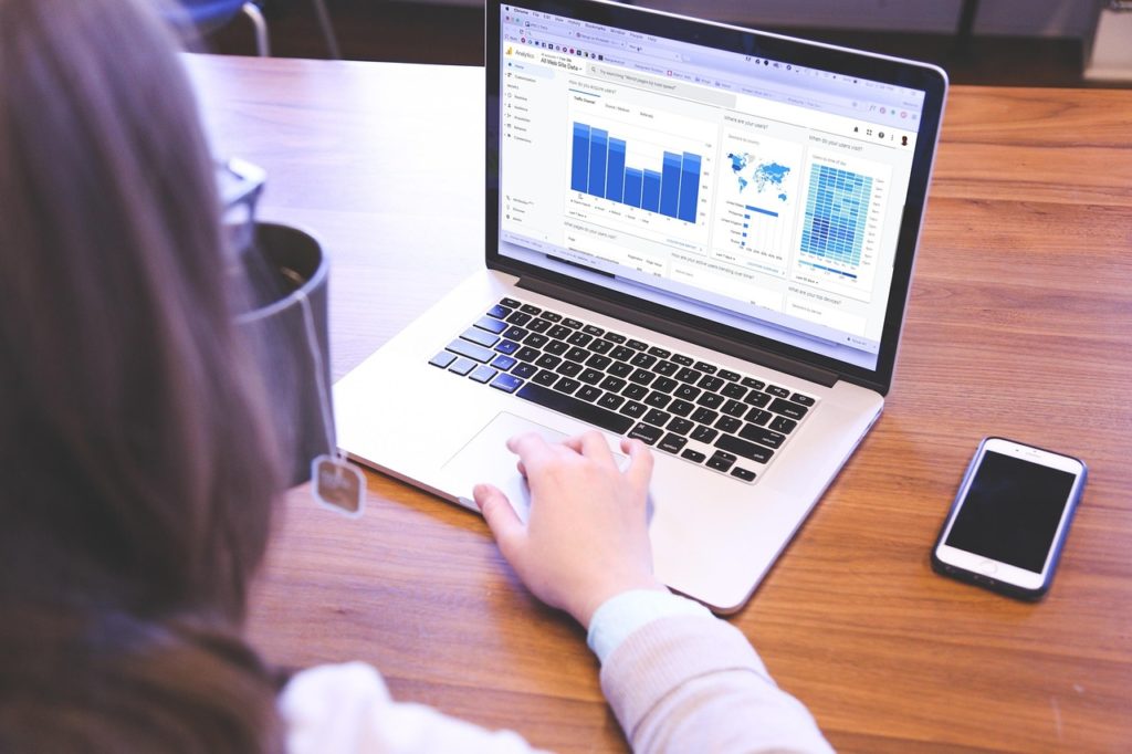 Une femme qui consulte un graphique