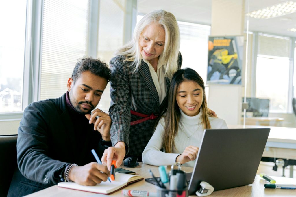 Professionisti che fanno brainstorming e digitano su un laptop
