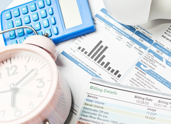 um despertador e uma calculadora representam o time tracking.