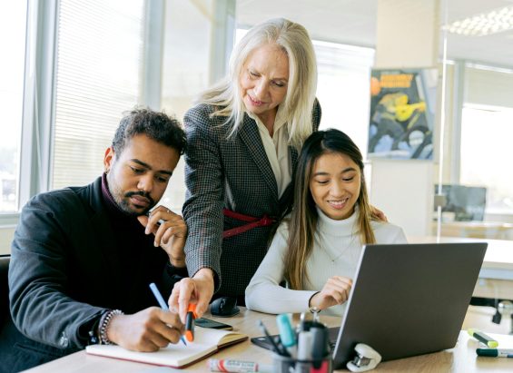 Professionisti che fanno brainstorming e digitano su un laptop