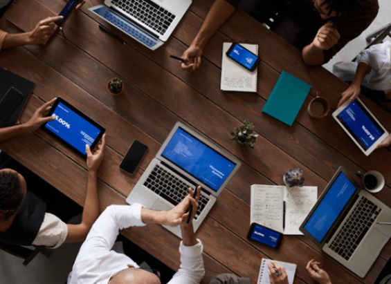Professionisti che lavorano sui propri dispositivi