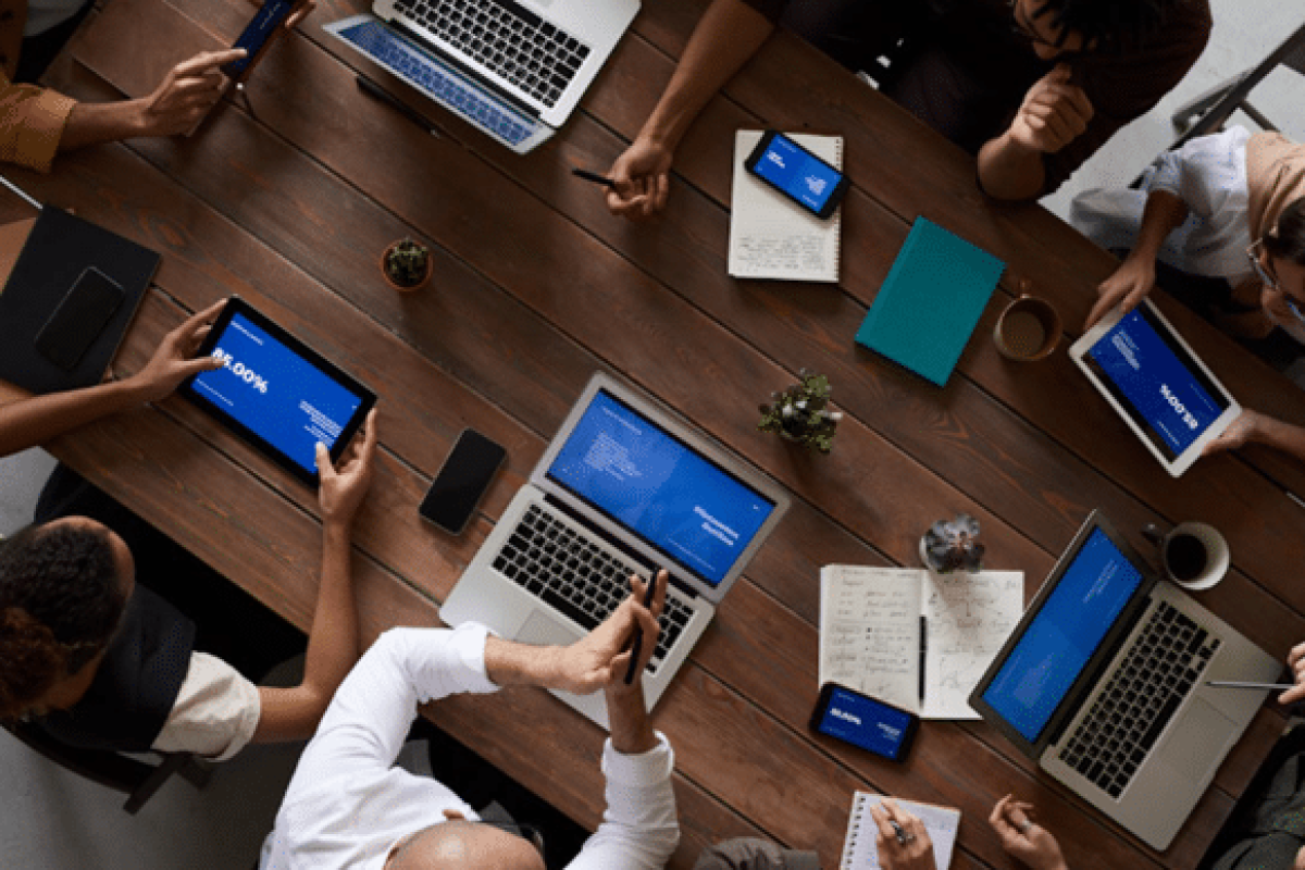 Professionisti che lavorano sui propri dispositivi Professionisti che lavorano sui propri dispositivi
