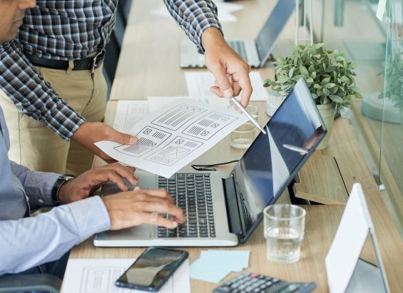 Des collègues travaillant sur un projet informatique