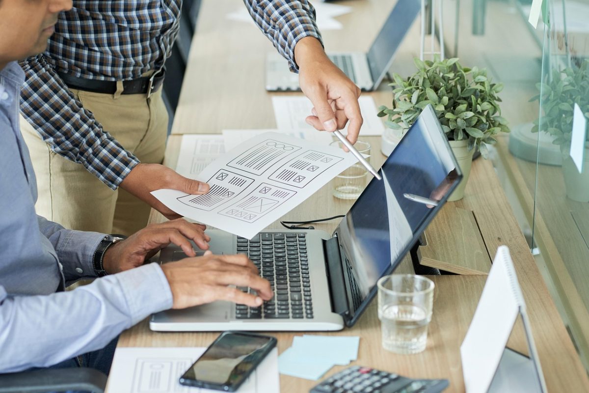 Uma reunião de trabalho sobre a otimização de um software