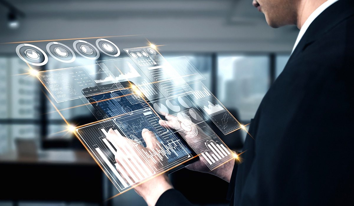 analyses-technologie-erp Une personne devant ses écrans de travail