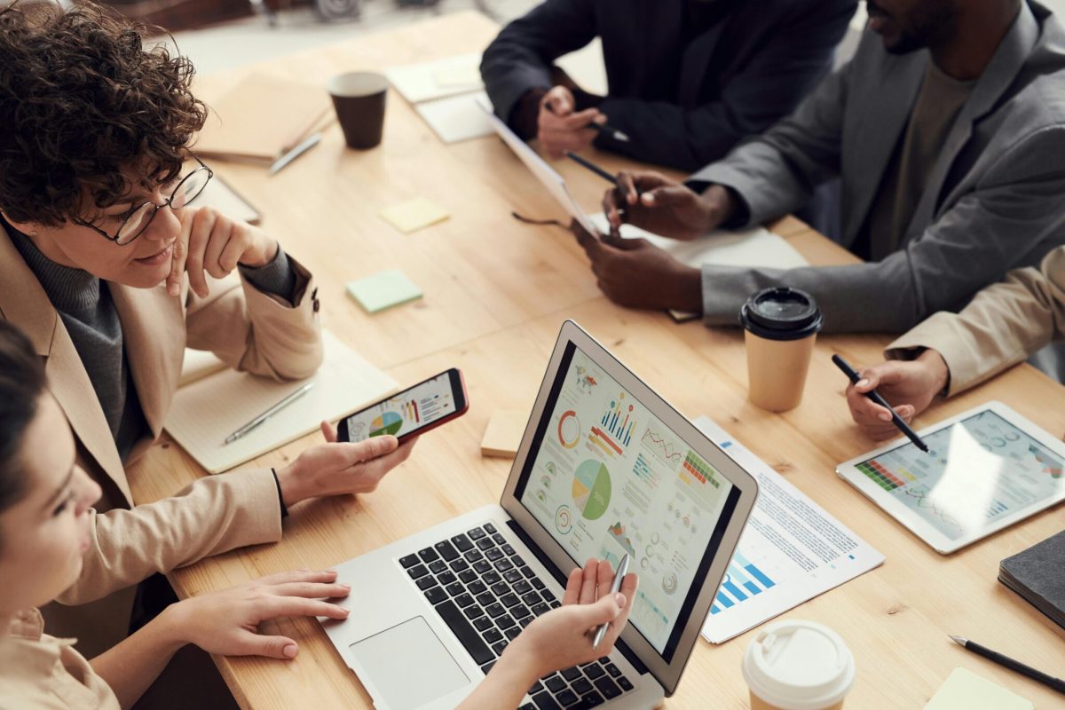 colaboradores-a-estudar-um-gráfico Colaboradores a estudar um gráfico exibido num computador