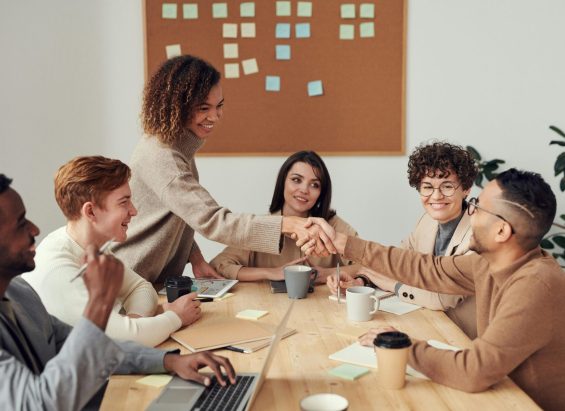 Colleghi che collaborano insieme