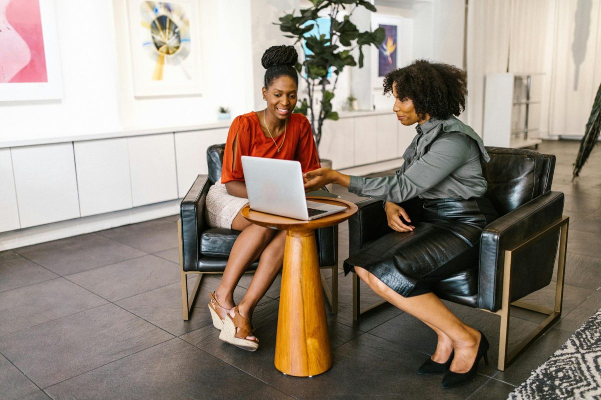 Due colleghi sorridenti