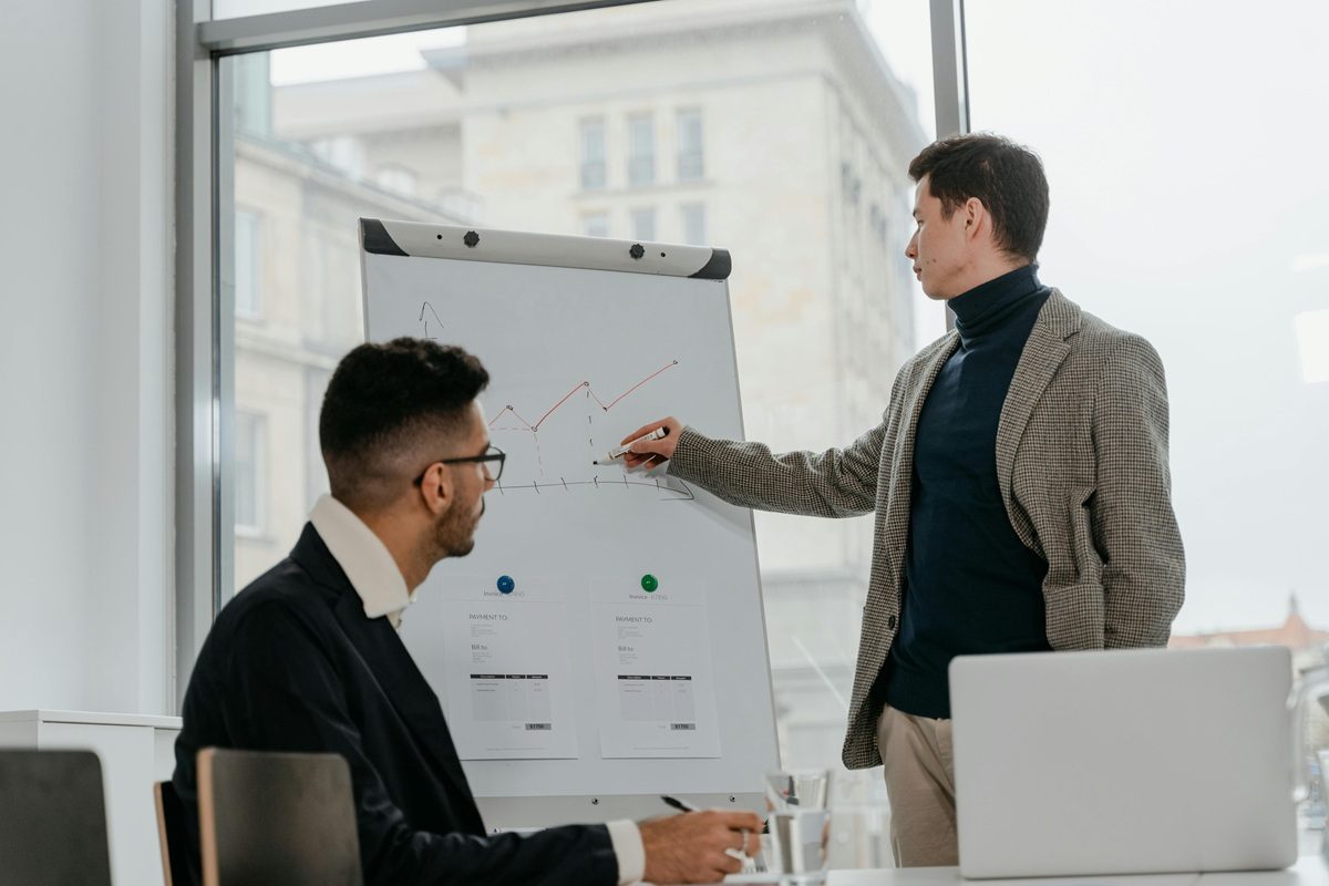 dois-colaboradores-em-trabalho Apresentação de um software de gestão de programas