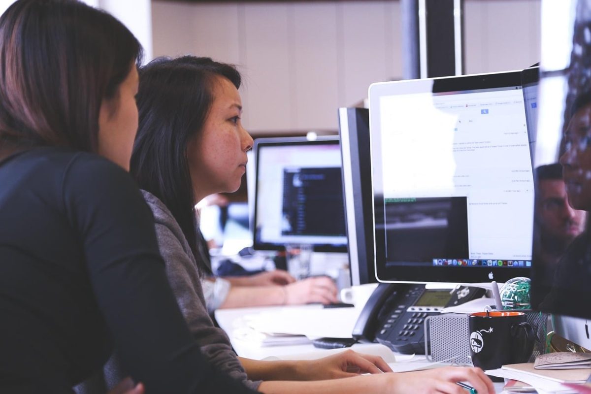 Zwei Personen analysieren Timesheets