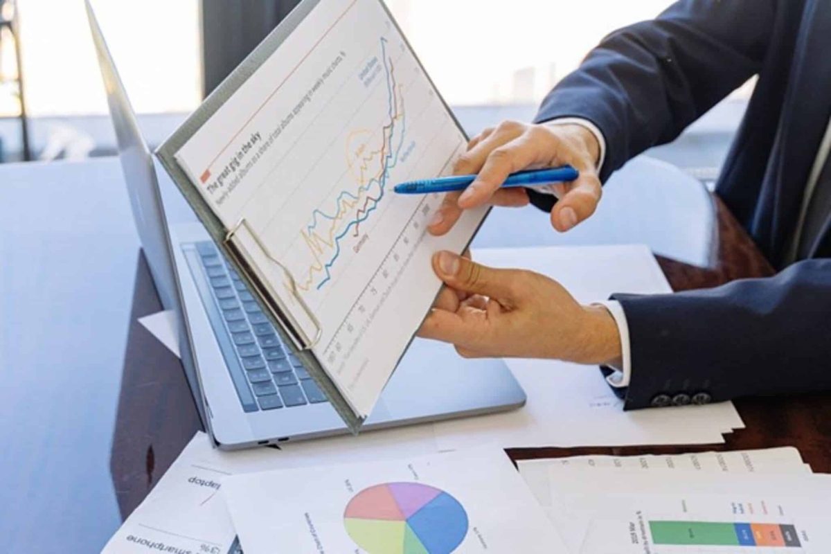 financial-planning Real-time monitoring reveals project status through comprehensive financial analytics