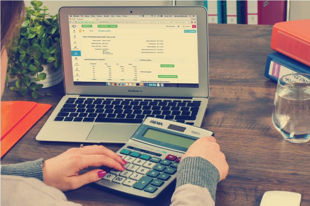 Gestão de faturas no computador com calculadora