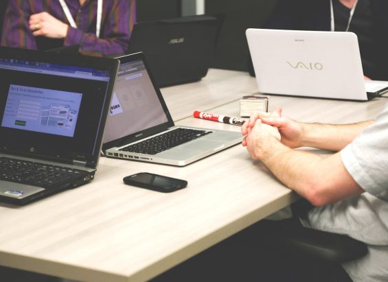 Professionisti che lavorano in un ufficio moderno