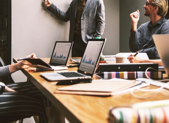 Professionisti con i loro computer durante una riunione