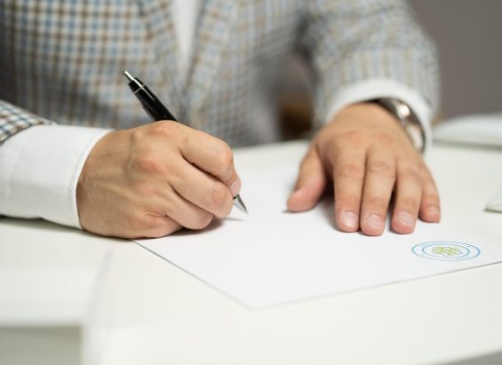 Alt : Un homme remplissant des documents manuellement