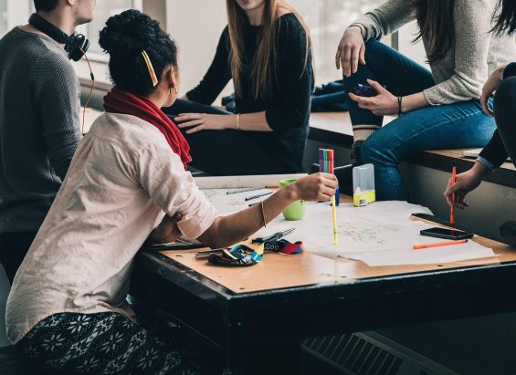 groupe de personnes travaillant en collaboration