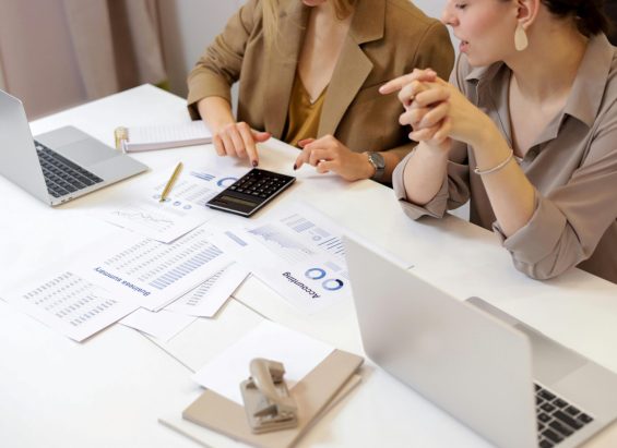 Deux professionnels de la comptabilité en pleine activité