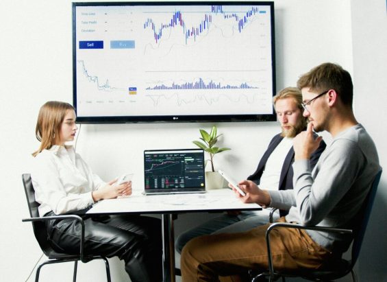 Colleghi che analizzano le tendenze del mercato con strumenti di analisi digitale