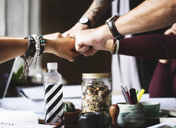 Teamarbeit und Zusammenhalt am Tisch