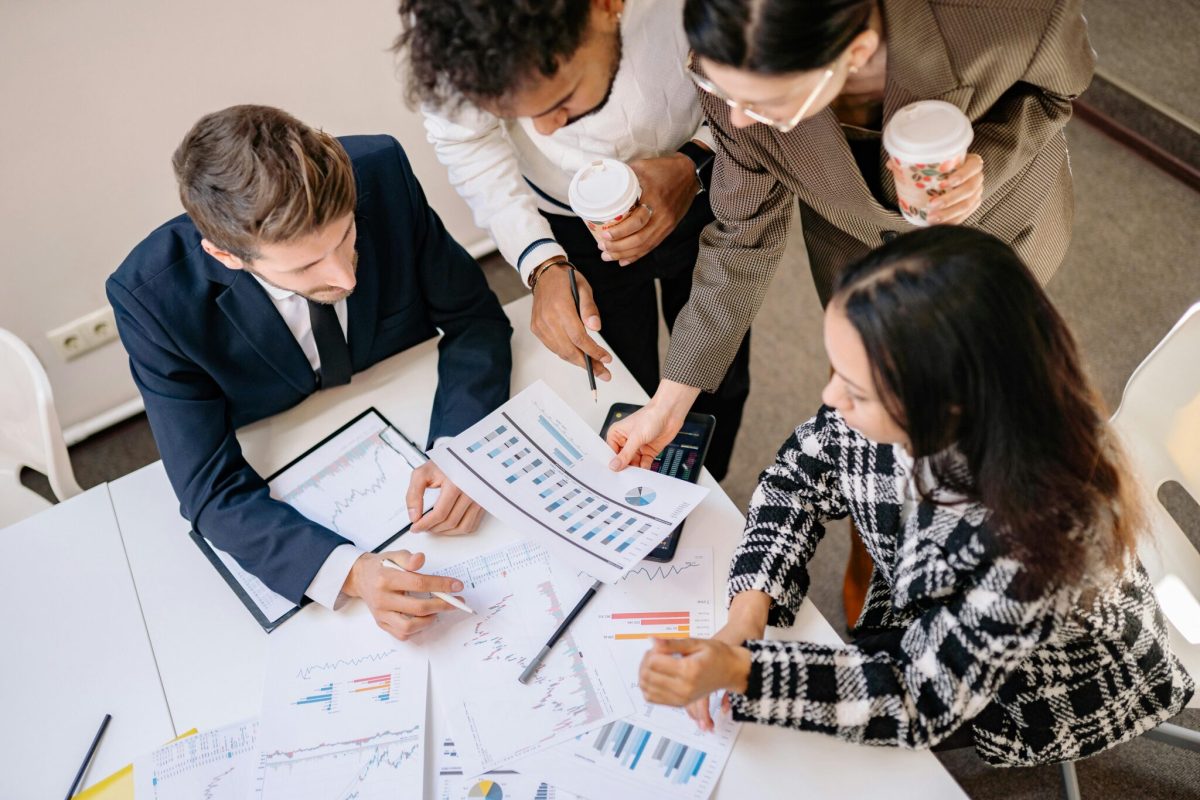 Des professionnels analysant un rapport