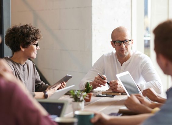 Uma reunião de coordenação para implementar um ERP