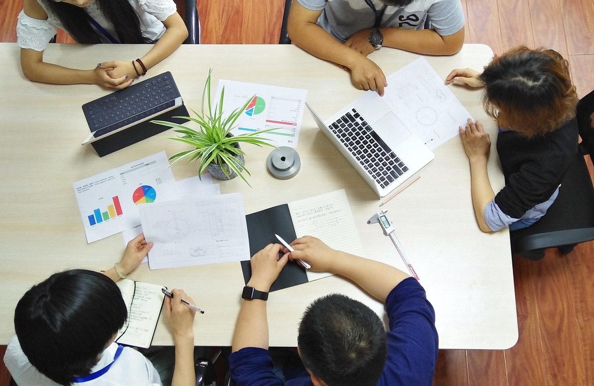 reunión de equipo Une réunion de pilotage des indicateurs clés