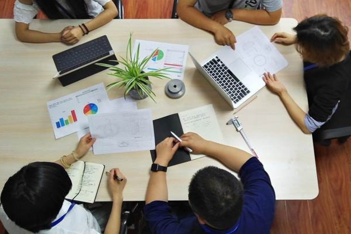 Reunião de equipa com vários computadores portáteis