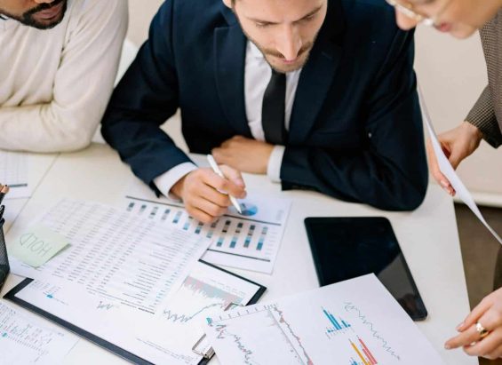 Professionelles Team, das Datenanalysen durchführt