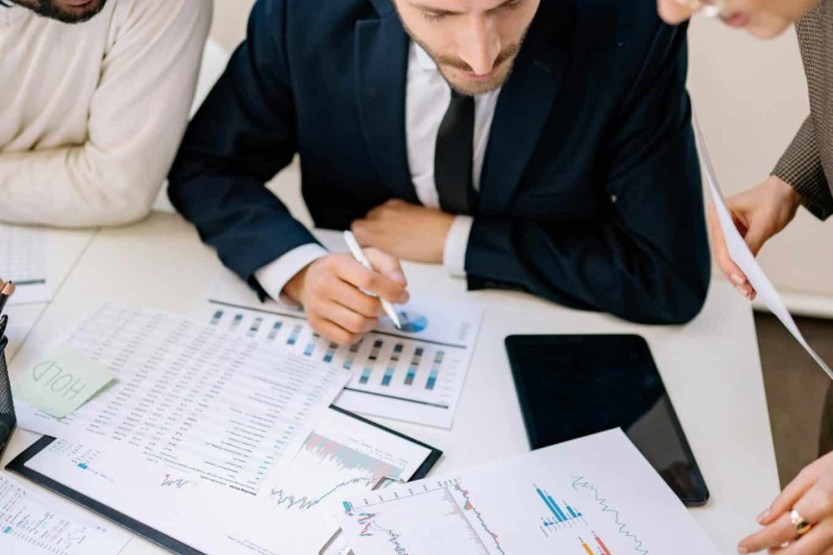 Professionelles Team, das Datenanalysen durchführt